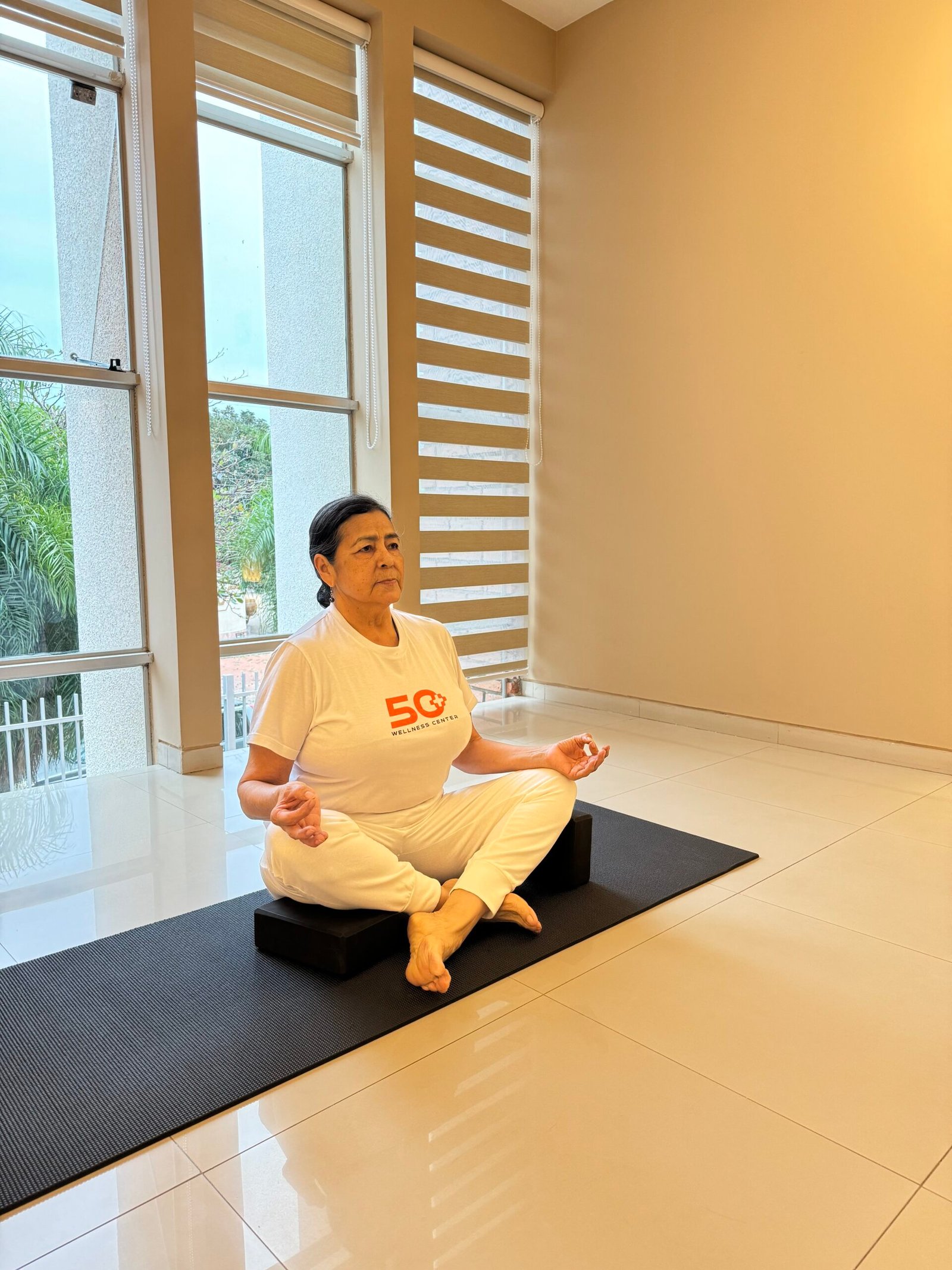 Alicia Hoyos, instructora de Yoga en 50+ Wellness Center