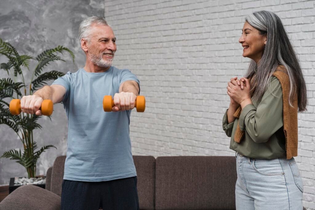 El entrenamiento de fuerza puede mejorar tu resistencia física, aumentar tu masa muscular, prevenir lesiones y tonificar el cuerpo con pesas.