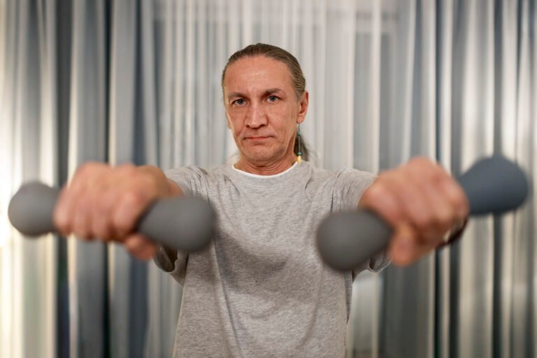Persona de mediana edad entrenando con pesas de manera segura y controlada.