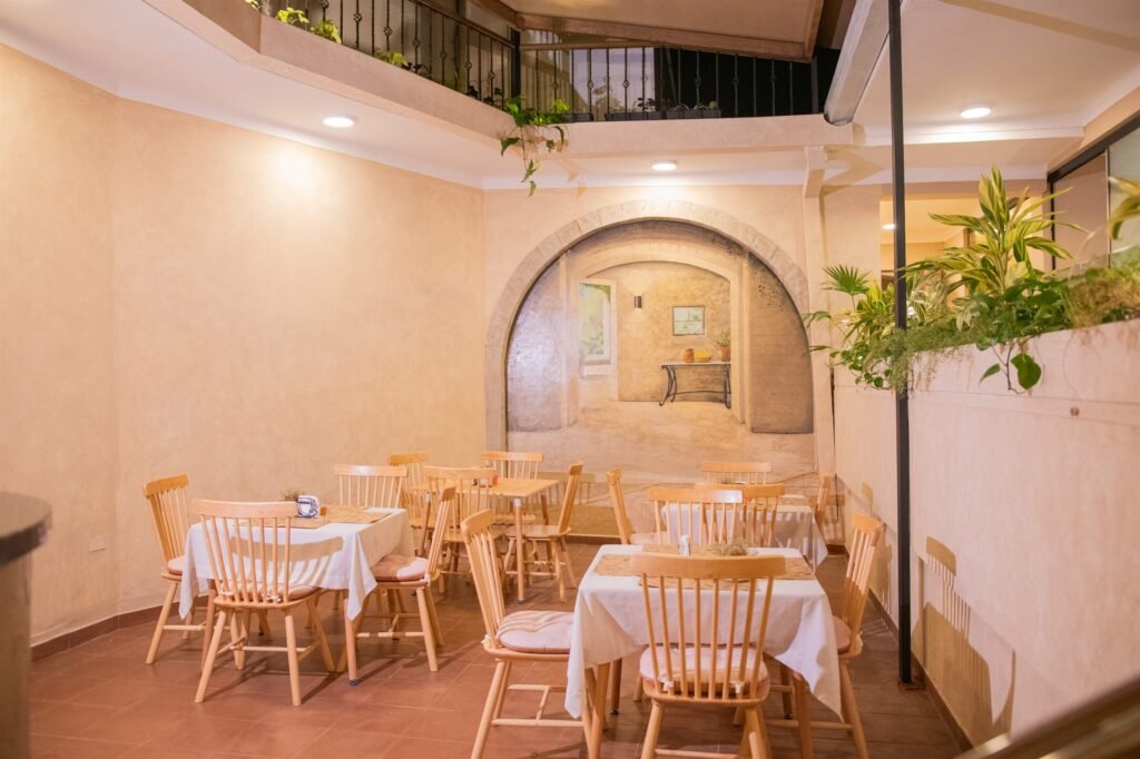 Café del Patio con mural de arco en 50 Wellness Center
