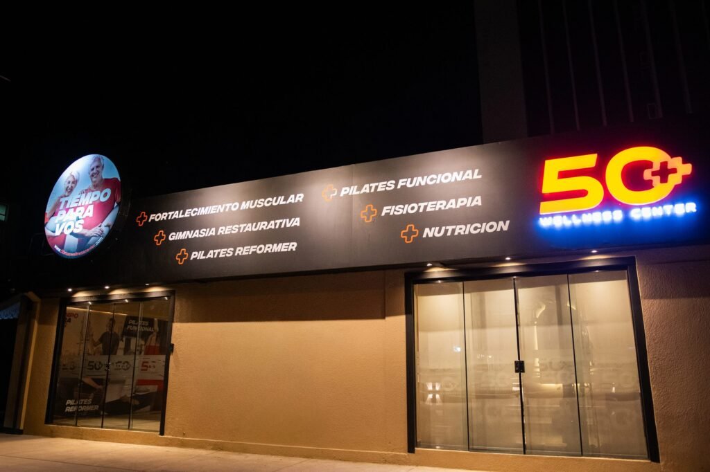Fachada de 50 Wellness Center en Santa Cruz de la Sierra de noche