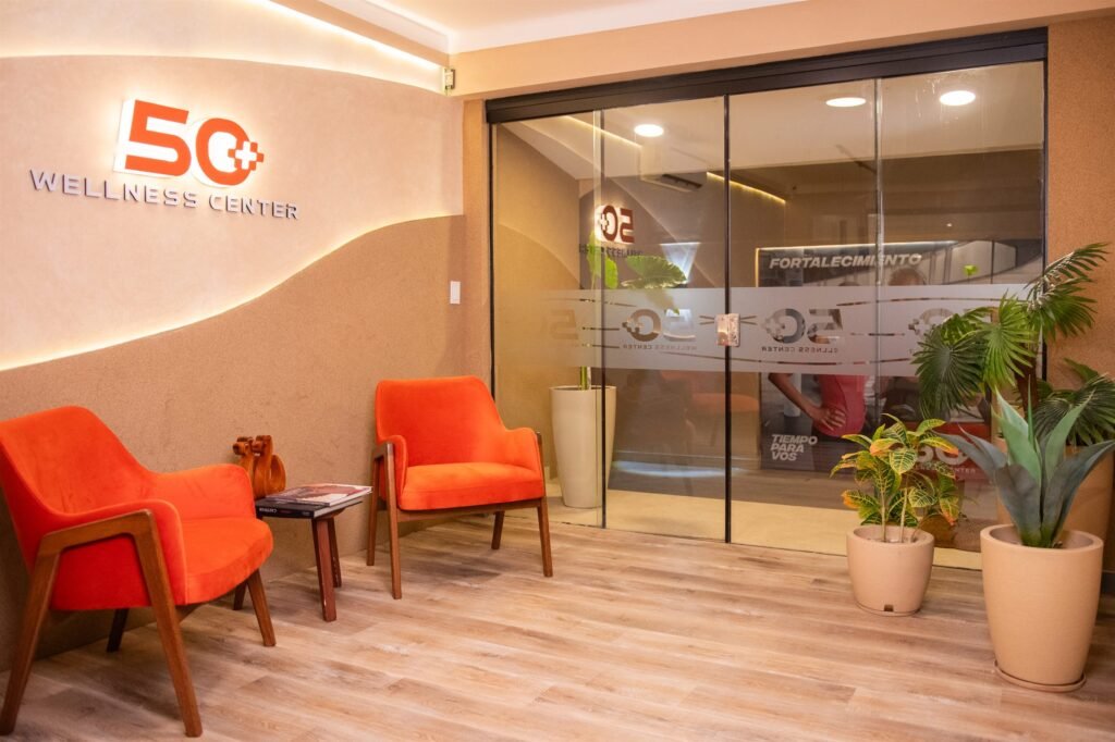 Entrada y sala de espera de 50 Wellness Center