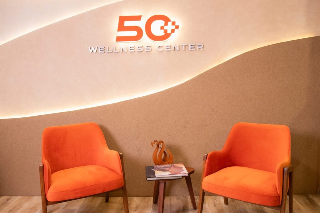 Sala de espera con sillones naranjas en 50 Wellness Center