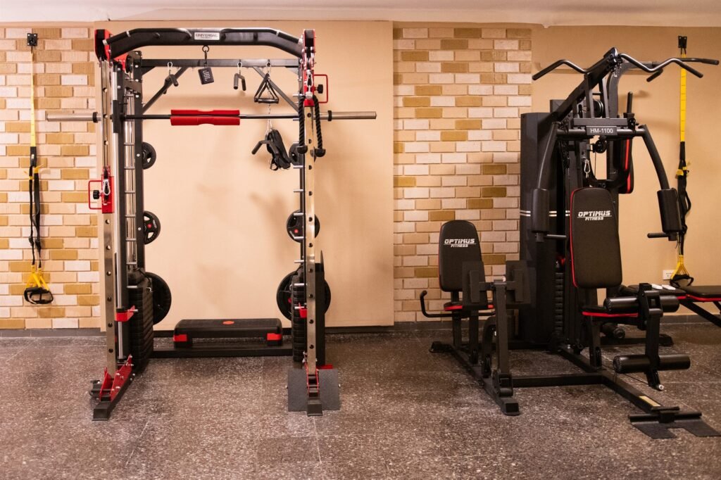 Rack de fuerza y máquina multiestación en 50 Wellness Center