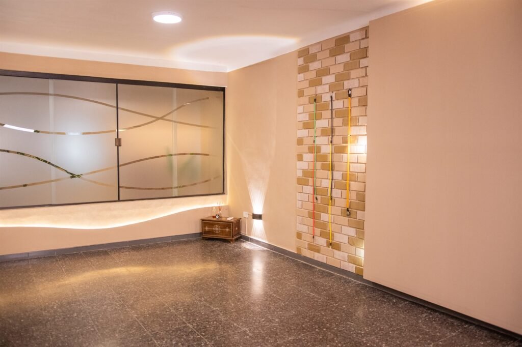 Sala amplia para clases grupales en 50 Wellness Center