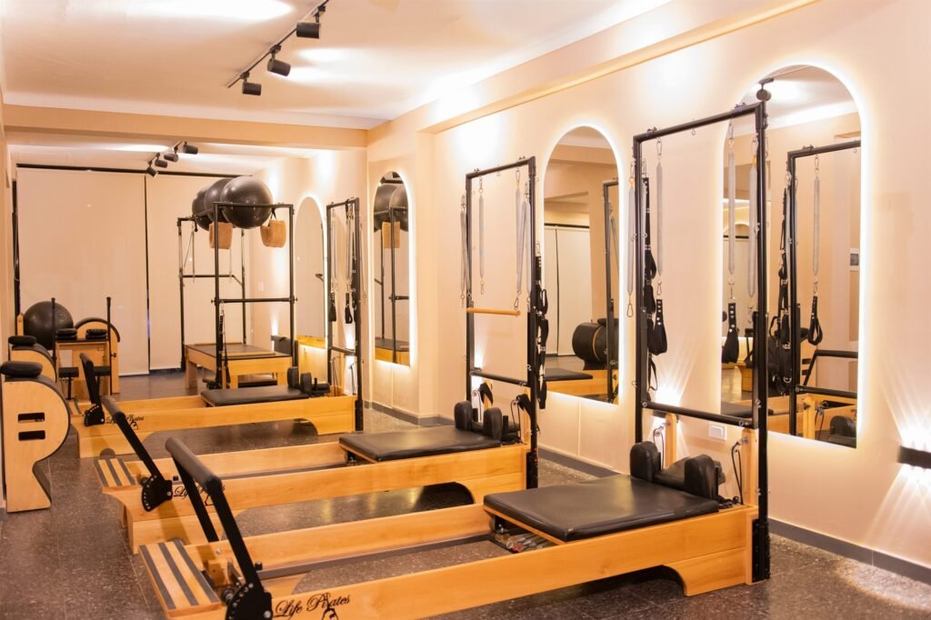 Sala de pilates con espejos en arco en 50 Wellness Center