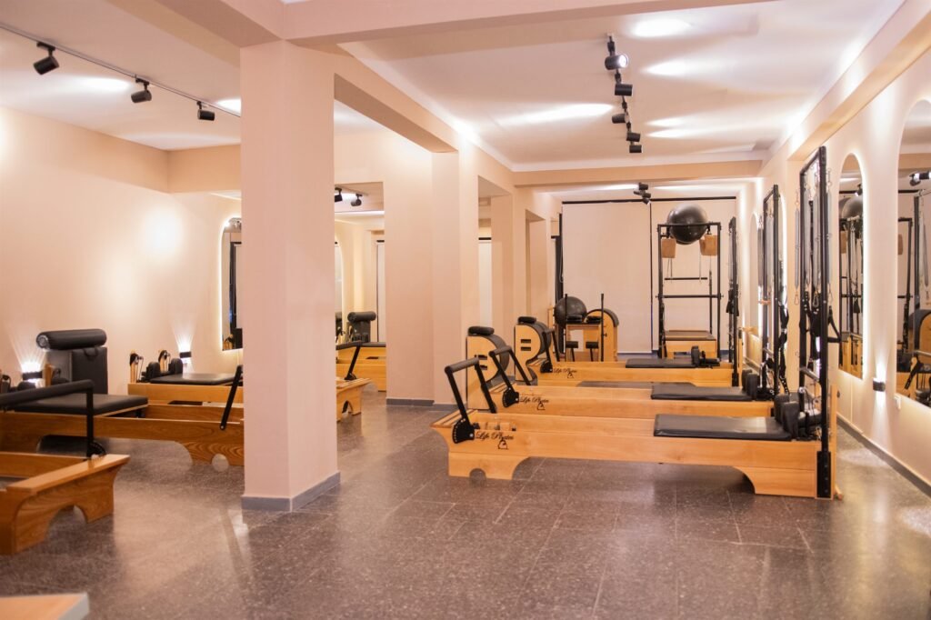 Sala de pilates reformer en 50 Wellness Center
